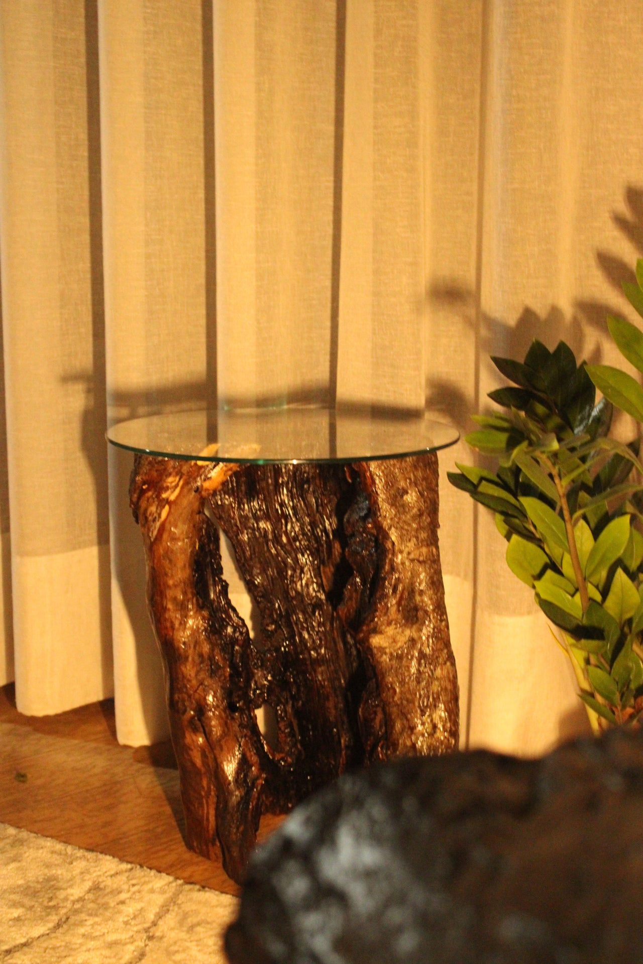 Mesa de apoio de tronco natural